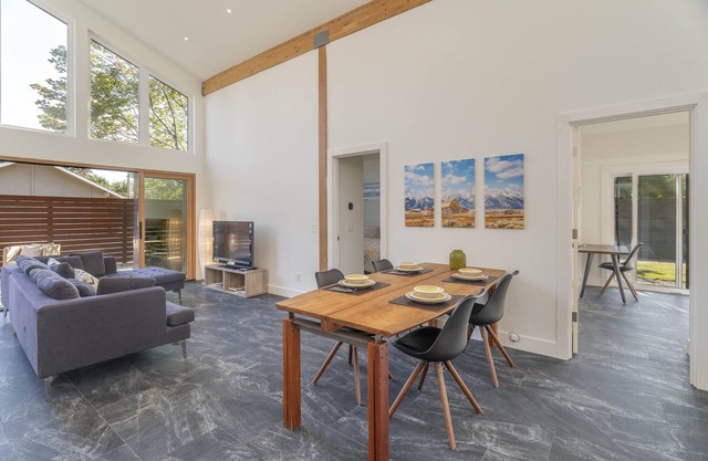 Modern 2BR-2Bath, Pet ok, Fenced, 2 min to Bellevue Sq, WIFI, Garden, Oct15%