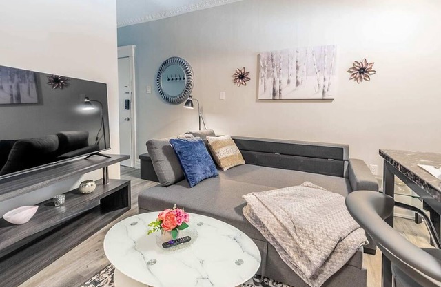 Modern 2BR Apt with King Bed and Netflix