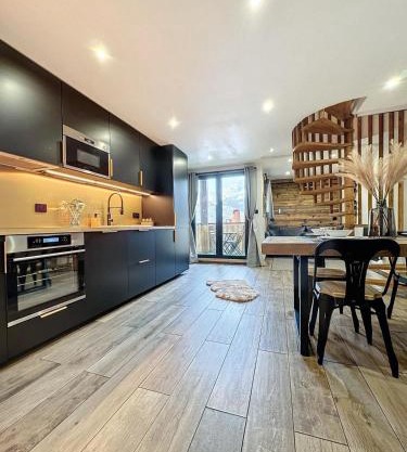 Modern 2BR Apt with Mountain Views & Private Parking