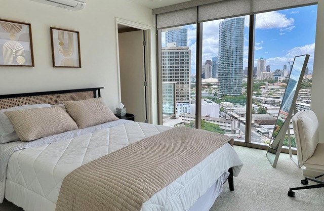 Modern 2BR at Sky Ala Moana – City & Mtn Views