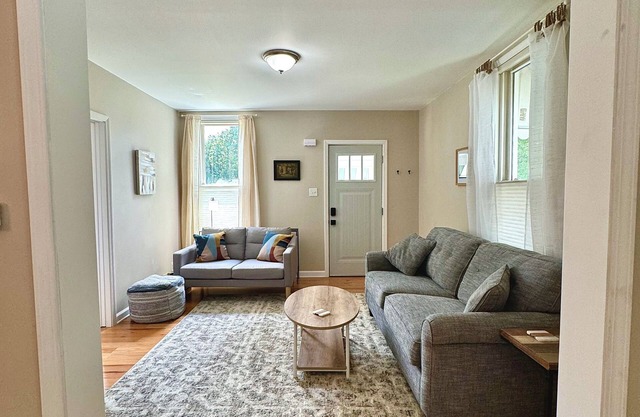 Modern 2BR Charmer Heart of BloNo