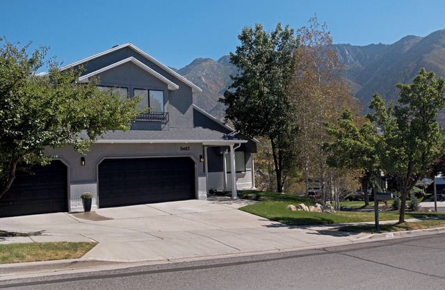 Modern 2BR Escape | Mountain Views & Gully Access
