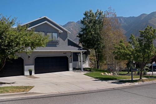Modern 2br Escape Mountain View & Gully Access