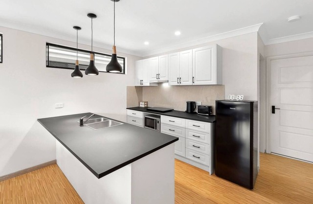 MODERN 2BR INNER-CITY SUBURB FOR SMALL GROUP- Cairnsn