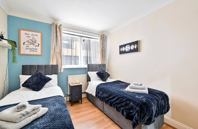 Modern 2BR Stratford Apartment – Parking, Wi-Fi & Long Stay Ready