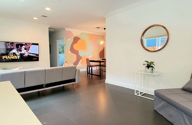 Modern 3 bed/2 bath House by Coco Walk w/Private Cozy Deck(Family/Pet-friendly)
