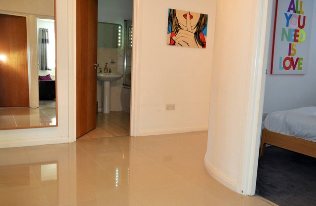MODERN 3 BED 2 Bathroom FAMILY APARTMENT CITY VIEWS 98 m2 FREE PARKING & WIFI