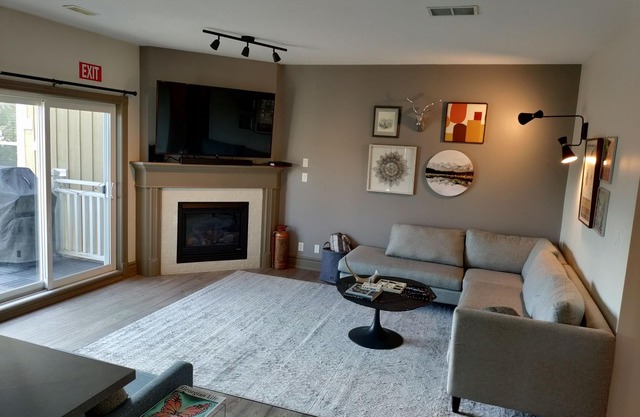 Modern 3 Bedroom, 2 Bath Condo w/pool near village