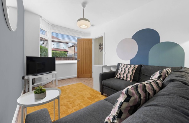 Modern 3 bed home ideally located close to Coventry City Centre, w/parking nnnn