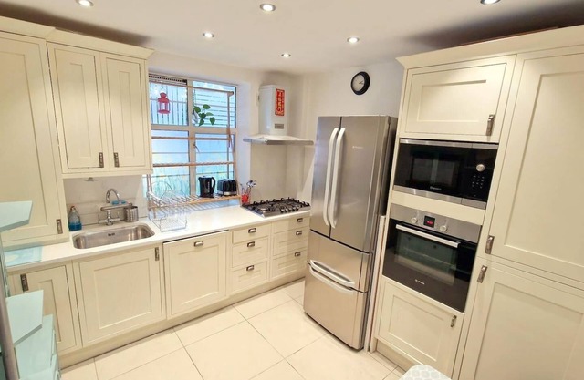 Modern 3-Bed House in Surrey Quays