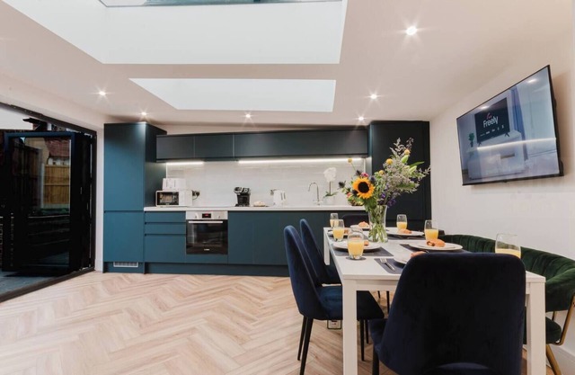 Modern 3-bed townhouse with en-suites, stylish interiors, private garden & parking—just a 2-min walk to Westbrook Beach. Sleeps 8 with full kitchen, fast Wi-Fi & flexible living space. Perfect for families, groups & business travellers.