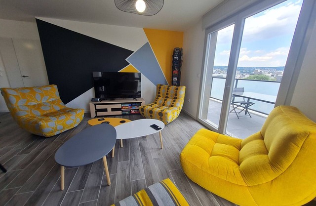 Modern 3-bedroom apartment with canal view, parking and internet in Nancy