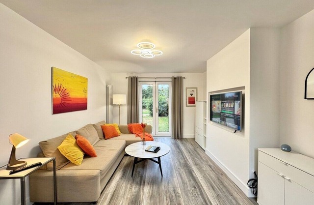 Modern 3 Bedroom Home | Free Parking | 6 Guests