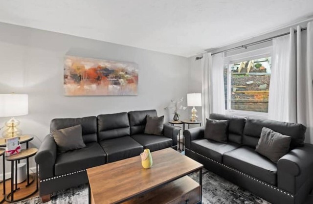 Modern 3 Bedroom Townhome Close to Downtown