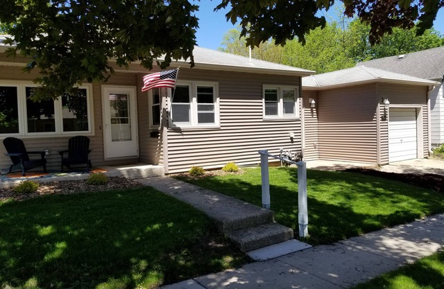 Modern 3-BR Downtown Retreat – Walk to City Beach, Dining, Shops & Nightlife
