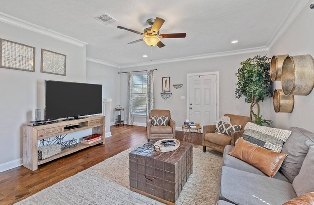 Modern 3 BR townhouse close to lake and downtown
