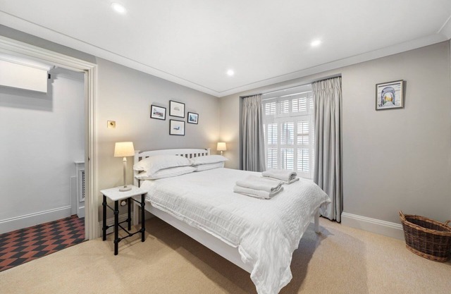Modern 3-floor open plan townhouse with patio