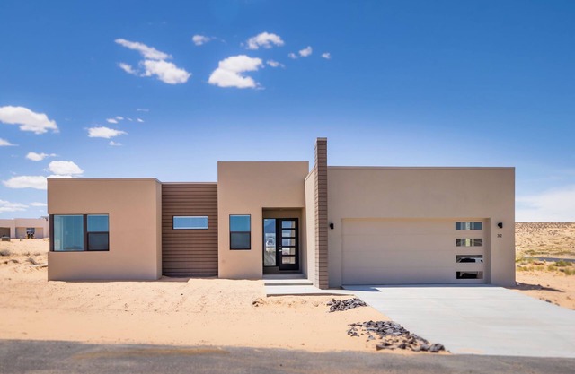 Modern 3BR- Minutes from Wawheap and Lone Rock-Hot Tub-Garage Access-Fire pit