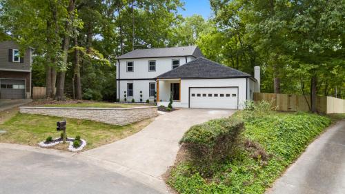 Modern 4 Bed in Quail Hollow