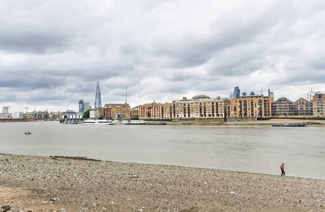 Modern 4 bedroom Terraced House by the Thames!