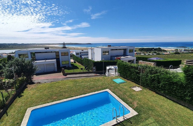 Modern 4 Double Bedroom Villa with Pool /Garden