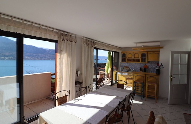 Modern 4* residence with terraces and TV, near the lake