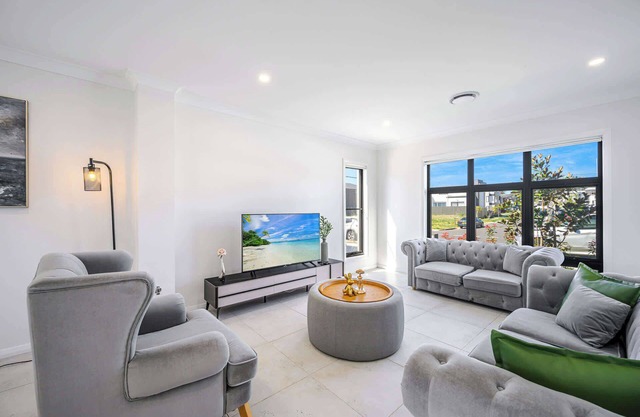 Modern 4BD Family Retreat Near Leppington