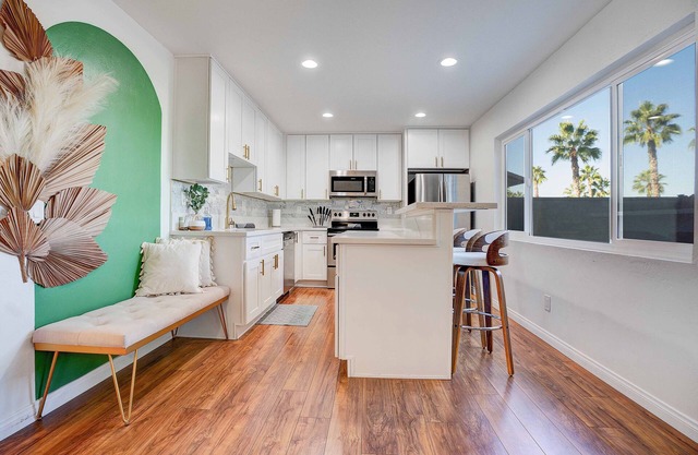 Modern 4Bd Family Condo (10mins to Downtown)
