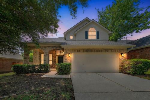 Modern 4BR Gem Chic Comfort in Austin home