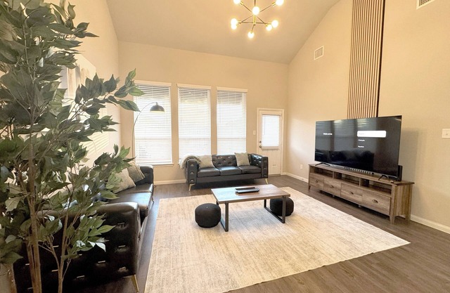 Modern 4br house · 4 king beds · Game room · Community Pool · Pets welcome!