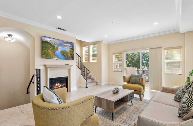 Modern 4BR Townhouse in Serene Gated Community – Convenient in Pico Rivera#42081