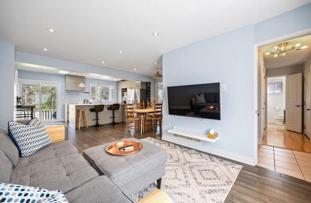 Modern 4BR w/Parking – 10 Min to YYZ Airport