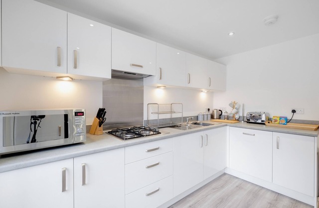 Modern 5 Bedroom 3 Bathroom Serviced House Aylesbury with parking