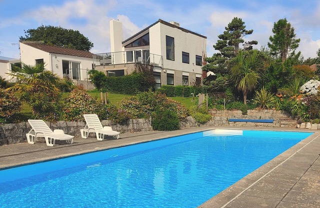 Modern 5 Bedroom House, Large Private Pool, Private Garden, and Sea View