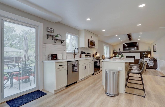Modern 5 BR - Large Yard + BBQ + Kid's Playhouse + Game Room + Great WiFi