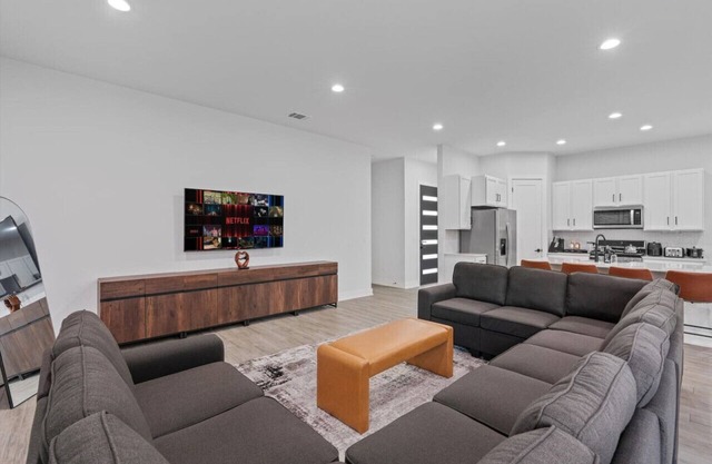 Modern 5BR Austin Home Walking Distance to SXSW Bars and Downtown Hotspots