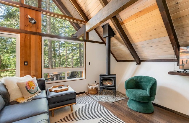 Modern a-frame cabin near Roslyn w/hot tub