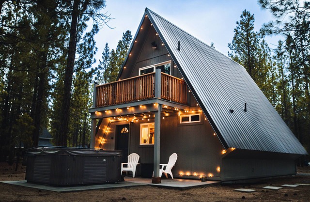 Modern A-Frame cabin w/hot tub close to Bend, Crater Lake, Mt Bachelor resort