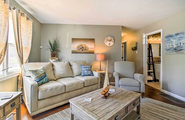 Modern Abode w/Patio ~ 1 Mi to Stockton Lake!