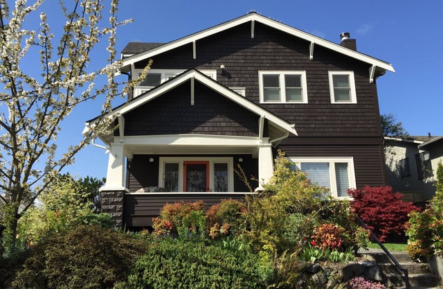 Modern and artsy 2 bed, 1 bath Green Lake/Wallingford private retreat