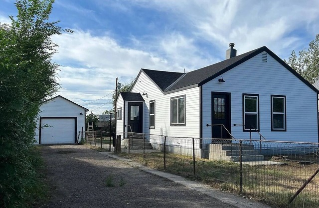 Modern and chic 2 bedroom home near Glacier!