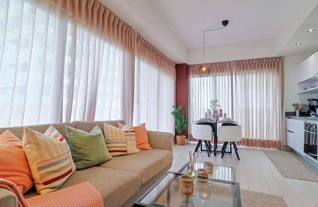 Modern and Cozy 1BR Condo, Fast Wi-Fi, Full AC, Roof Top Pool, King Bed.