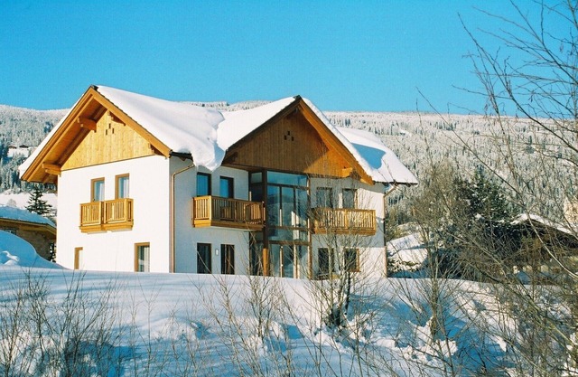 Modern and luxurious, 1km to skilifts and golf, unspoilt mountain views