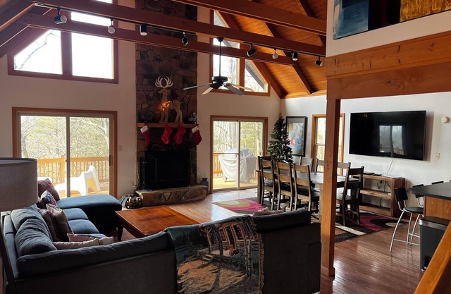 Modern and Peaceful Home with Amazing Mountain Views!
