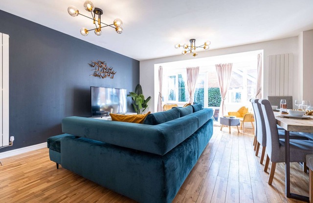 Modern and spacious home from home with 9 beds
