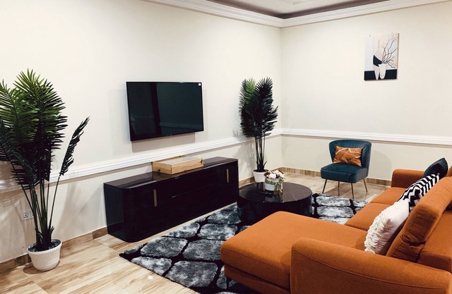 Modern and Spacious 2 Bdrm Serviced Apt w/Patio - Approx. 15 mins from Airport