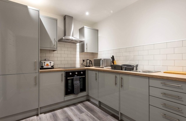 Modern and Spacious Central Rotherham Studio