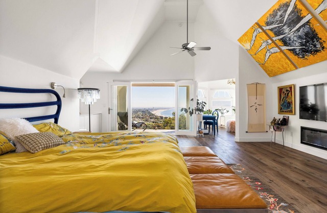 Modern and spacious 4 bedroom house, spectacular ocean views
