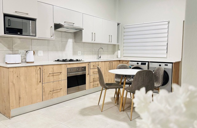 Modern and tranquil apartment nestled near vibrant shopping centre's and malls!