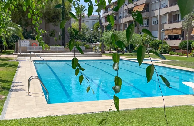 Modern Apartment w/Pool and Parking by Hostem